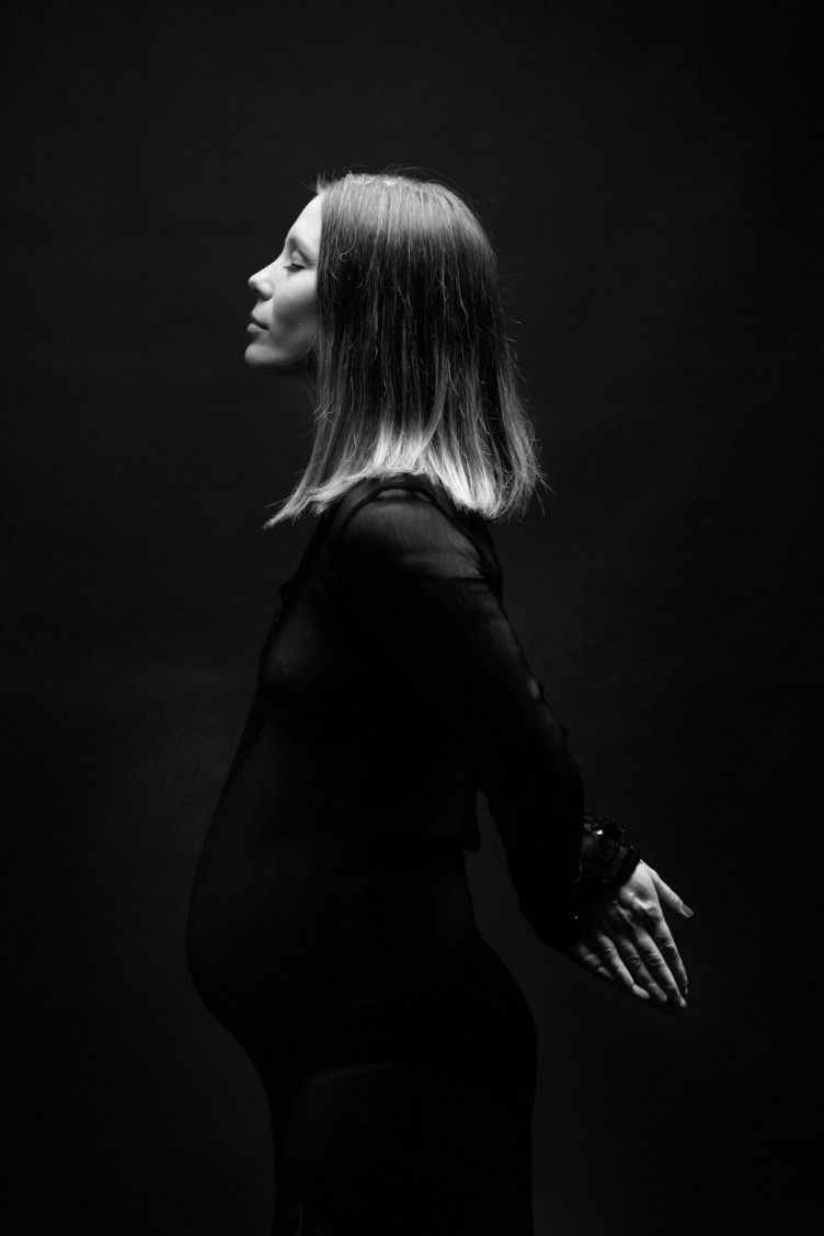 pregnant woman femeie insarcinata portret